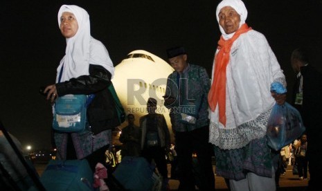  Jamaah Haji Kelompok Terbang (kloter) pertama Jakarta tiba di Bandara Halim Perdana Kusuma, Jakarta, Ahad (20/10) malam.     (Republika/Yasin Habibi)