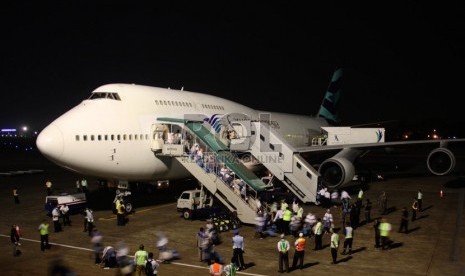  Jamaah Haji Kelompok Terbang (kloter) pertama Jakarta tiba di Bandara Halim Perdana Kusuma, Jakarta. Saat ini jamaah haji asal Bengkulu telah tiba seluruhnya di tanah air.    (Republika/Yasin Habibi)