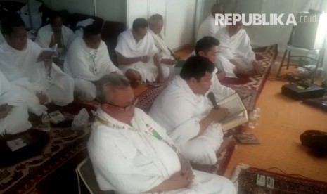 Jamaah haji khusus Himpuh melaksanakan doa bersama sebelum melakukan wukuf di Arafah.