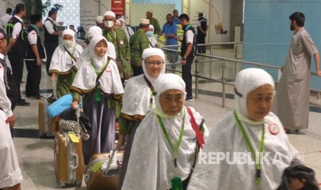  Jamaah haji khusus Indonesia tiba di Bandara Internasional Pangeran Mohammad bin Abdul Aziz, Madinah, Arab Saudi.