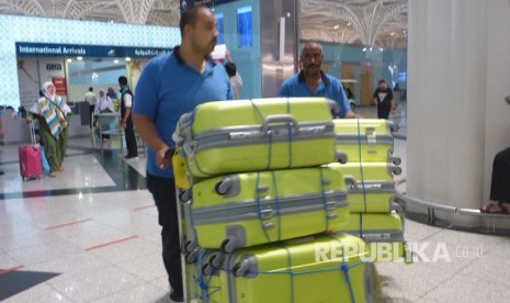  Jamaah haji khusus Indonesia tiba di Bandara Internasional Pangeran Mohammad bin Abdul Aziz, Madinah, Arab Saudi.