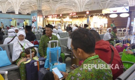  Jamaah haji khusus Indonesia tiba di Bandara Internasional Pangeran Mohammad bin Abdul Aziz, Madinah, Arab Saudi, pada Selasa (8/8)