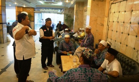 Jamaah haji Kloter 02 Embarkasi JKG duduk-duduk di lobi Hotel Norcom, Jeddah, Arab Saudi, Jumat (10/10) malam karena penerbangan mereka tertunda. 