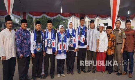 Jamaah haji kloter 31 Kabupaten Karawang, menggunakan syal biru sebagai penanda supaya tidak tersesat selama berada di tanah suci, Kamis (26/7). 