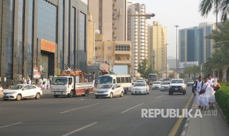 Jamaah haji kloter 67 asal Semarang menunggu bus di depan Hotel Al Lulua, Sektor 5, Syisyah, Makkah yang akan membawa mereka ke Arafah, Rabu pagi (30/8).