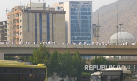 Jamaah haji kloter 67 asal Semarang menunggu bus di depan Hotel Al Lulua, Sektor 5, Syisyah, Makkah yang akan membawa mereka ke Arafah, Rabu pagi (30/8).