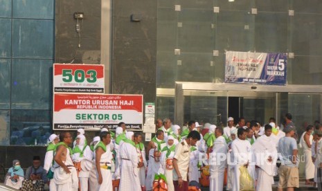 Jamaah haji kloter 67 asal Semarang menunggu bus di depan Hotel Al Lulua, Sektor 5, Syisyah, Makkah yang akan membawa mereka ke Arafah, Rabu pagi (30/8).