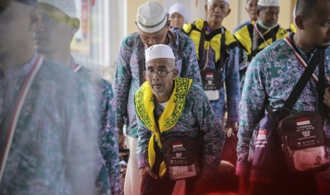 Jamaah haji kloter I embarkasi Batam saat tiba di Terminal Kedatangan Khusus Haji Bandara Hang Nadim, Batam, Kepulauan Riau, Minggu (18/9). 