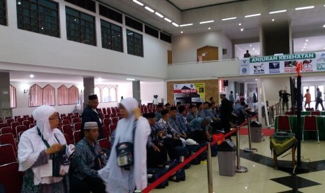 Jamaah haji kloter JKG 001 melakukan registrasi di Gedung Serba Guna (SG) 2 Asrama Haji Pondok Gede, Jakarta, Senin (8/8).