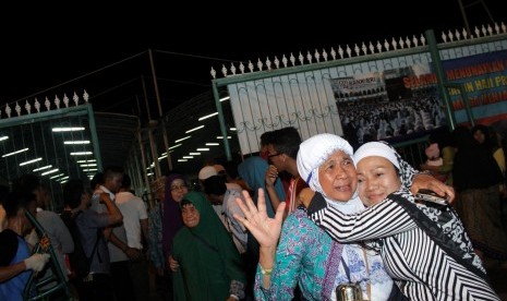 Jamaah haji kloter JKS 61 disambut keluarga saat tiba di Embarkasi Jakarta-Bekasi, di Bekasi, Jawa Barat, Kamis (22/10) malam. 