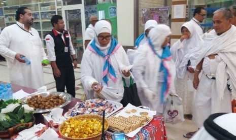 Jamaah haji Kloter PDG-01 mendapat sajian buah kurma dan kue saat tiba di Mahbas Jin, Makkah, Kamis (18/8) dini hari waktu setempat.