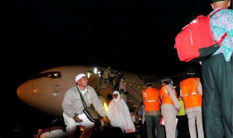   Jamaah haji kloter pertama asal Aceh turun dari pesawat saat tiba di Bandara Internasional Sultan Iskandar Muda, Aceh Besar, Rabu (31/1) malam.   (Ampelsa/Antara)