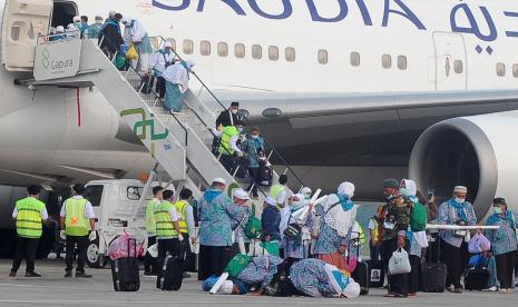 Jamaah haji kloter pertama debarkasi Palembang sujud syukur setibanya di Bandara Sultan Mahmud Badaruddin II Palembang, Sumatera Selatan, Senin (1/8/2022). 