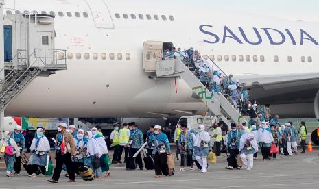 Jamaah haji kloter pertama debarkasi Palembang tiba di Bandara Sultan Mahmud Badaruddin II Palembang,Sumsel, Senin (1/8/2022). Sebanyak 443 jemaah haji asal Kabupaten Ogan Komering Ulu (OKU) Timur dan tujuh petugas pendamping haji kloter pertama debarkasi Palembang tiba di Tanah Air. 