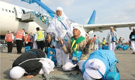 Jamaah Haji Kloter Pertama Debarkasi Solo bersujud dan berdoa setibanya di Bandara Adi Sumarmo, Ngemplak, Boyolali, Jawa Tengah (10/10).