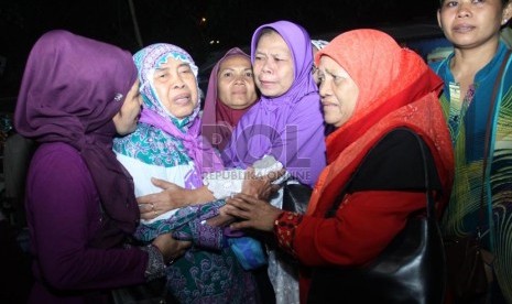  Jamaah haji kloter pertama disambut sanak saudara saat tiba di Asrama Haji, Pondok Gede, Jakarta, Ahad (20/10) malam.    (Republika/Yasin Habibi)