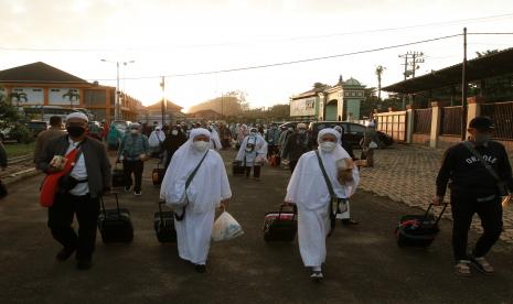 Jamaah haji kloter pertama Embarkasi Lampung tiba di Asrama Haji Lampung, Lampung, Senin (18/7/2022). Kemenag Sesuaikan Penghitungan Estimasi Keberangkatan Jamaah Haji