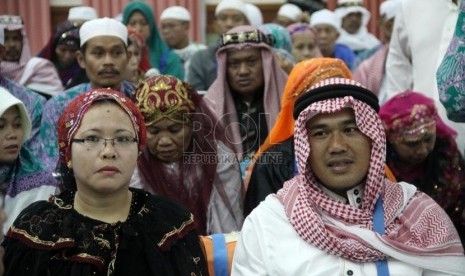   Jamaah haji kloter pertama menunggu di ruang serbaguna Asrama Haji, Pondok Gede, Jakarta usai mendarat di Bandara Halim Perdanakusuma, Ahad (20/10) malam.    (Republika/Yasin Habibi)