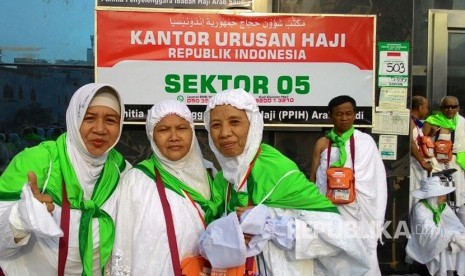 Jamaah  haji kloter SOC 67 asal semarang menunggu bus yang akan membawa mereka ke Arafah  di Hotel Al Lulua, sektor 5, Syisyah Makkah, pukul 07.20, Rabu (30/8).