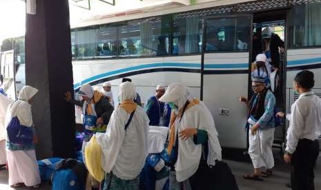 Jamaah haji kloter terakhir dari Embarkasi Solo tiba di Asrama Haji Donohudan Kabupaten Boyolali, Rabu (26/9). 