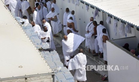 Sejumlah jamaah haji mengantre toilet di Kota Tenda Mina sebelum menuju Padang Arafah, Makkah, Arab Saudi, Jumat (9/8). Sekitar 2 juta jamaah haji dari berbagai negara akan memulai berwukuf di tempat ini sebagai syarat sah berhaji.