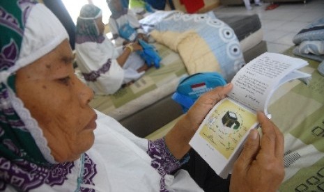  Pusat Kesehatan Haji Kementerian Kesehatan (Puskeshaji) mengumpulkan para pengelola kesehatan haji kabupaten/kota se-Jawa Barat. Dalam pertemuan ini dibahas bagaiamana mengatasi tantangan penyelenggaraan haji tahun 2023 terutama terkait usia.   Tampak jamaah haji lansia.