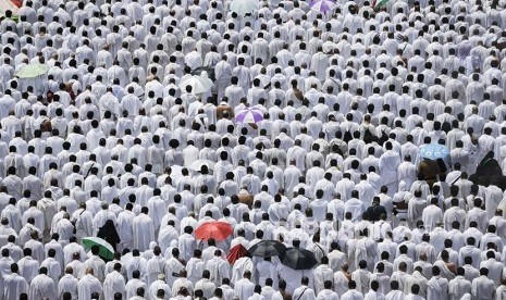 Jamaah haji melaksanakan shalat berjamaah di Masjid Namirah saat berwukuf di Padang Arafah, Kamis (31/8).