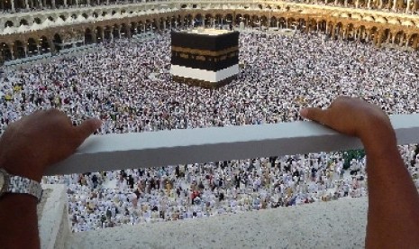 Jamaah haji melaksanakan tawaf di Baitullah, Makkah, Arab aSaudi.