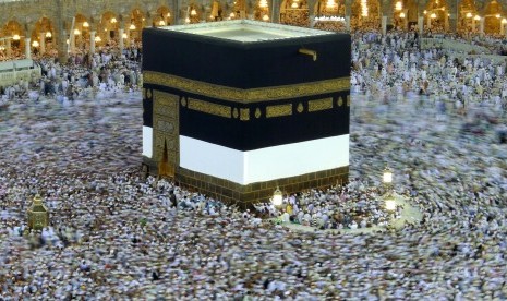 Jamaah haji melaksanakan thawaf di Baitullah, Makkah, Arab Saudi.