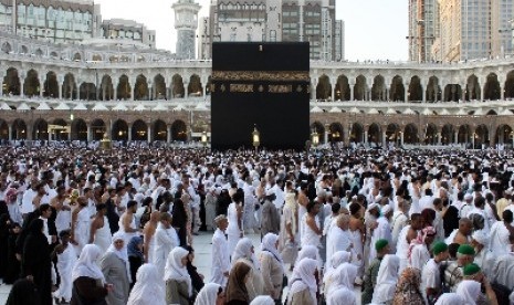 Jamaah haji melaksanakan thawaf di Masjidil Haram, Makkah, Arab Saudi. 