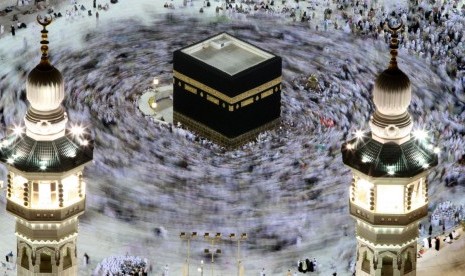 Jamaah haji melaksanakan thawaf di Masjidil Haram, Makkah, Arab Saudi.