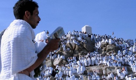 Jamaah haji melaksanakan wukuf di Arafah.