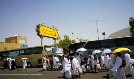 Jamaah haji melaksanakan wukuf di Arafah, Senin (20/8).