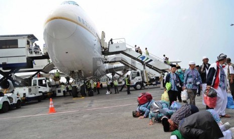  Jamaah haji melakukan sujud syukur saat tiba di Bandara Halim Perdana Kusuma, Jakarta, Rabu (5/11). (Republika/Tahta Aidilla)