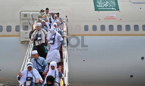  Jamaah haji menuruni pesawat Saudi Arabian Airlines saat tiba di bandara Halim Perdana Kusuma, Jakarta, Rabu (5/11). (Republika/Tahta Aidilla)