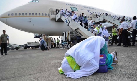 Jamaah haji melakukan sujud syukur saat tiba di bandara Halim Perdana Kusuma, Jakarta, Rabu (5/11)