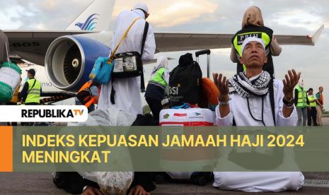 Jamaah haji melakukan sujud syukur saat tiba di Bandara Internasional Sultan Hasanuddin, Makassar, Sulawesi Selatan, Minggu (23/6/2024).