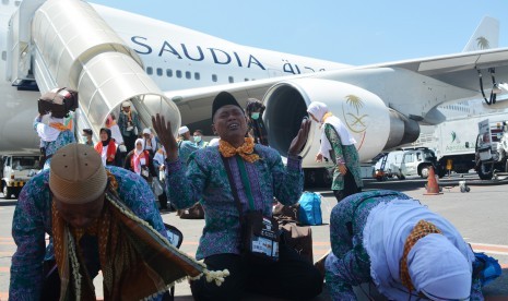 Jamaah haji melakukan sujud syukur saat tiba di tanah air di Bandara Internasional Juanda Surabaya di Sidoarjo, Jawa Timur, Minggu (18/9).