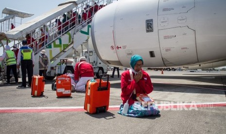 Jamaah haji melakukan sujud syukur setibanya di Bandara Adi Soemarmo, Boyolali, Jawa Tengah, Ahad (18/8/2019). 