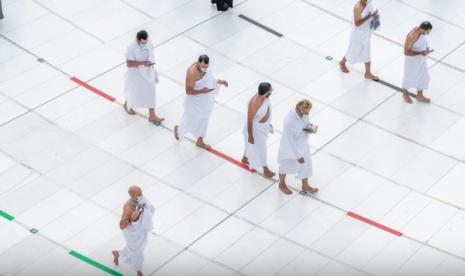 Jamaah haji melakukan tawaf masa pandemi