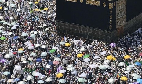 Jamaah haji melakukan tawaf wada mengelilingi Kab'bah di Masjid Al Haram, Mekkah, Senin (4/8).