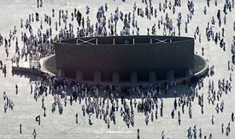 Jamaah haji melempar jamarat di Mina