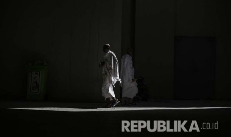 Jamaah haji melintas di Jamarat untuk melempar jumrah selajutnya, Senin (12/9). (Fazry Ismail/EPA)