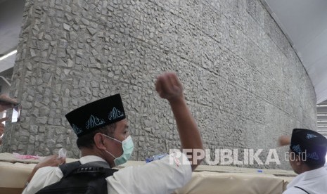 Jamaah haji melontar jumrah pada hari kedua hari Tasyriq di Mina, Rabu (14/9). (Republika/Amin Madani)