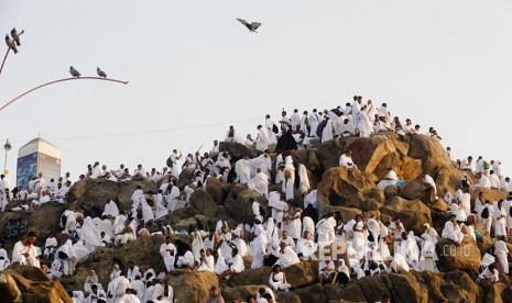 KJRI Jeddah: Belum Ada Pernyataan Resmi dari Saudi Soal Haji. Jamaah haji memaadati Jabal Rahmah saat berwukuf di Padang Arafah, Makkah, Arab Saudi.