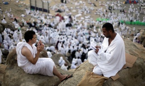   Jamaah haji memanjatkan doa di bukit Jabal Rahmah saat melaksanakan ibadah wukuf di Arafah, Senin (14/10).  (AP/Amr Nabil)