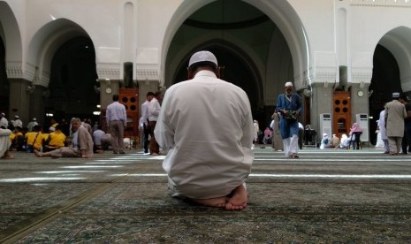 Fungsi Masjid di Zaman Rasulullah. Jamaah di Masjid Quba, Madinah.