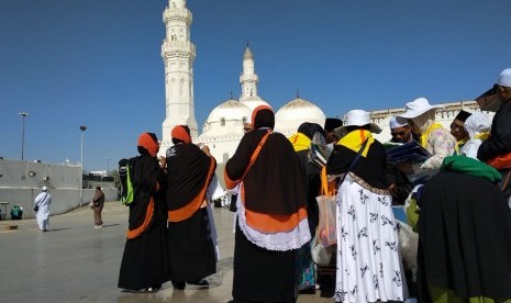 Jamaah haji memenuhi Masjid Quba, Madinah, Sabtu (21/7). Masjid yang terletak sekitar 10 kilometer dari Madjid Nabawi ini berdiri di lokasi tempat Rasulullah SAW membangun masjid pertama.