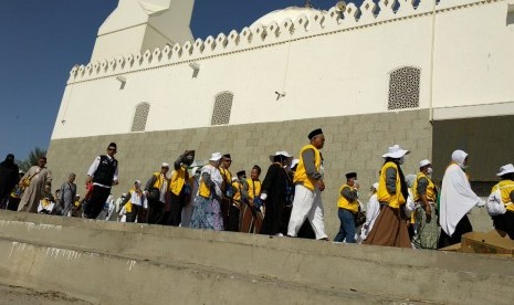 Jamaah haji memenuhi Masjid Quba, Madinah, Sabtu (21/7). Masjid yang terletak sekitar 10 kilometer dari Madjid Nabawi ini berdiri di lokasi tempat Rasulullah SAW membangun masjid pertama.