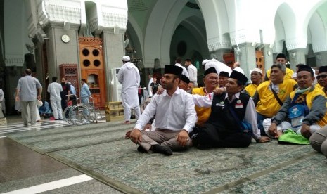 Jamaah haji memenuhi Masjid Quba, Madinah, Sabtu (21/7). Masjid yang terletak sekitar 10 kilometer dari Madjid Nabawi ini berdiri di lokasi tempat Rasulullah SAW membangun masjid pertama.